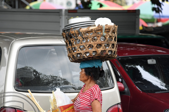DG264628. Carrying her shop home. Ubud. Bali. Indonesia. 9.2.17