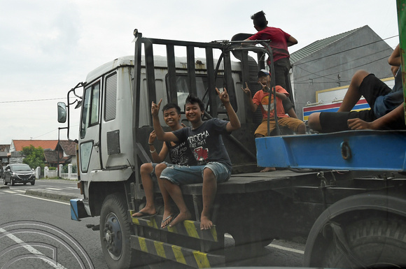 DG264733. Wagon hitchikers. Java. Indonesia. 11.2.17