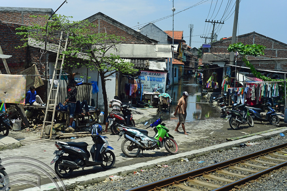 DG265094. Shantys by the tracks. Semerang Tawang. Java. Indonesia. 13.2.17