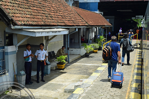 DG265141. Passengers and staff. Pekalongan. Java. Indonesia. 13.2.17