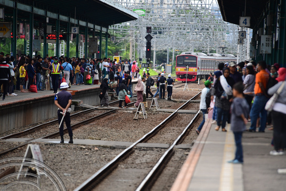 DG265509. Crossing the tracks. Manggarai. Jakarta. Java. Indonesia. 15.2.17