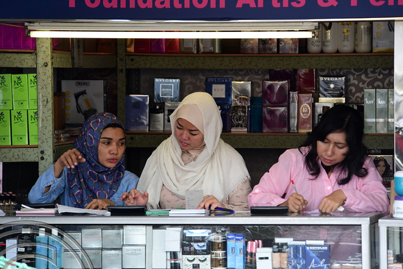DG265330. Women shop assistants. Pasar Grosir Asemka. Glodok. Jakarta. Java. Indonesia. 15.2.17