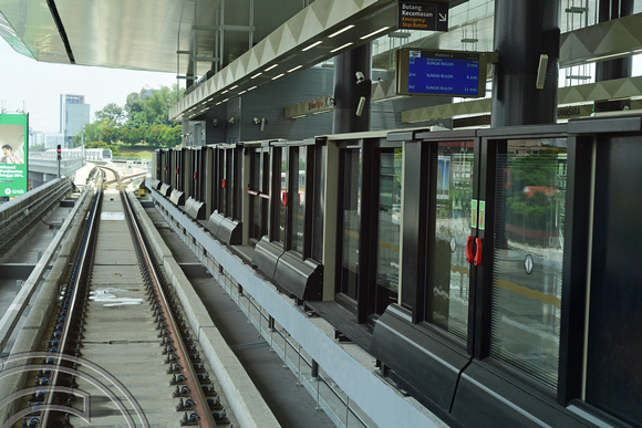 DG266573. Platform edge gates. Klang Valley MRT. Phileo Damansara. Kuala Lumpur. Malaysia. 21.2.17
