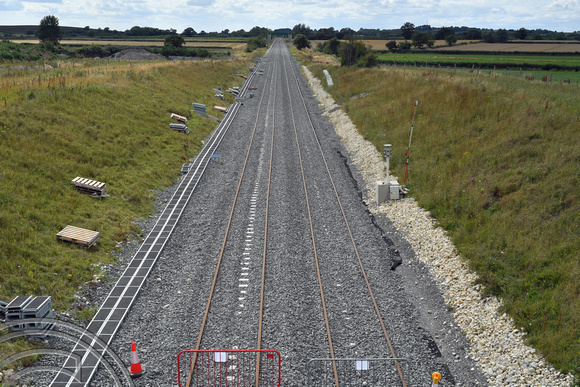 DG400006. E-W rail tracklaying Looking West from Calvert. Buckinghamshire.  1.8.2023.