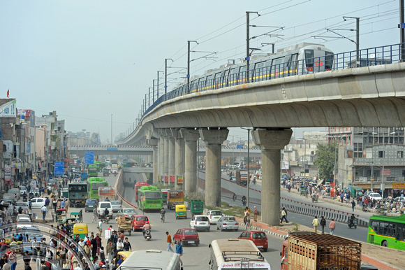 DG75596. Yellow line metro. Azadpur. Delhi. India. 1.3.11.