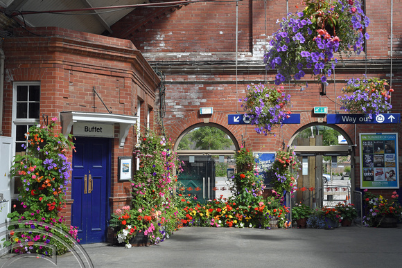 DG400285. Station floral display. Bridlington. 8.8.2023.