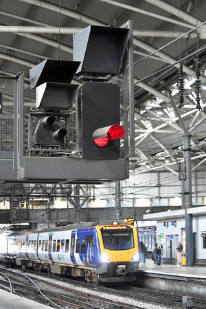 DG400160. Mid platform signals. Leeds. 4.8.2023.