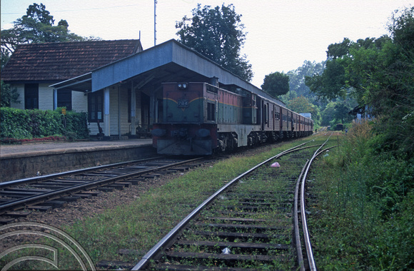 17060. 784 on a train to Badulla. Ella. Sri Lanka. 04.01.04