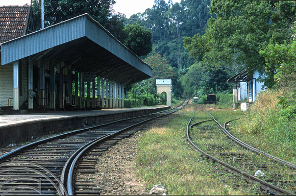 17043. Station platform & tracks. Ella. Sri Lanka. 02.01.04
