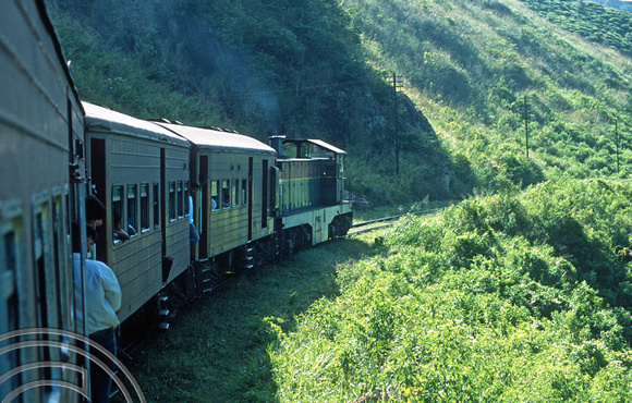 17079. Travelling on the hill railway from Badulla to Kandy. Sri Lanka. 04.01.04