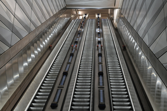 DG367664. Elizabeth line escalators. Liverpool St. 7.3.2022.