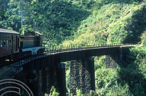 17081. Travelling on the hill railway from Badulla to Kandy. Sri Lanka. 04.01.04
