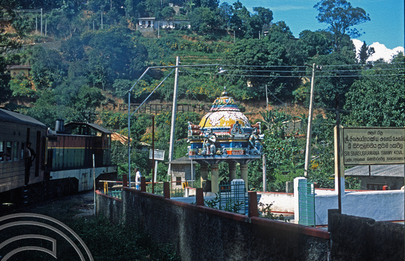 17087. Travelling on the hill railway from Badulla to Kandy. Bandarawela. Sri Lanka. 04.01.04