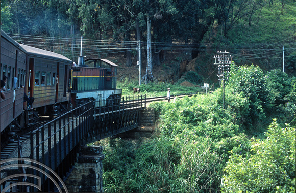 17088. Travelling on the hill railway from Badulla to Kandy. Sri Lanka. 04.01.04