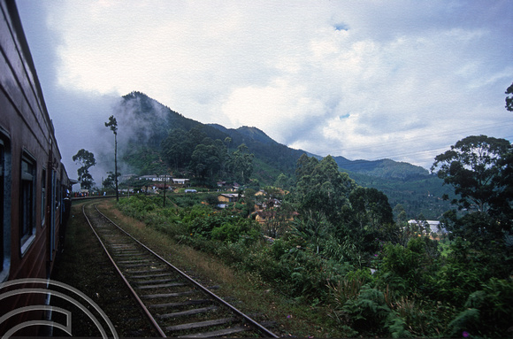 17090. Travelling on the hill railway from Badulla to Kandy. Idalgashinna. Sri Lanka. 04.01.04