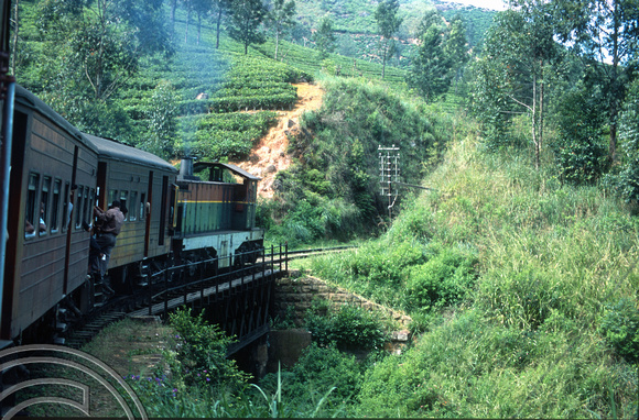 17100. Travelling on the hill railway from Badulla to Kandy. Sri Lanka. 04.01.04