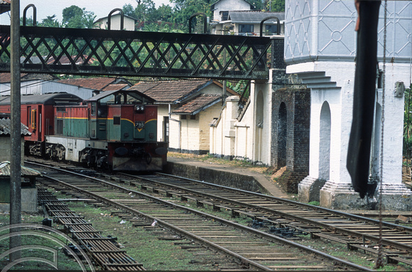 17103. 7965 on a Kandy to Badulla train. Hatton. Sri Lanka. 04.01.04