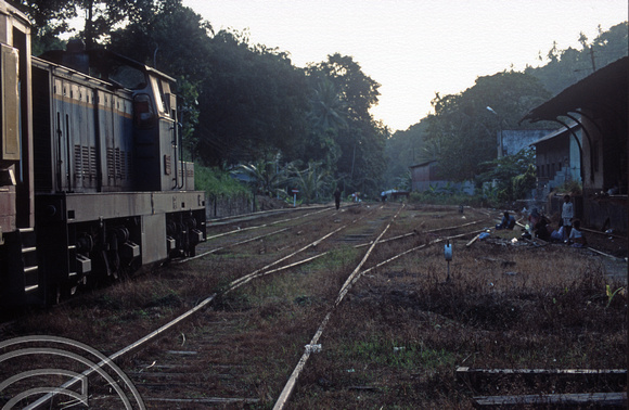 17131. 666 sits with a Matale-Kandy train. Wattegama. Sri Lanka. 06.01.04