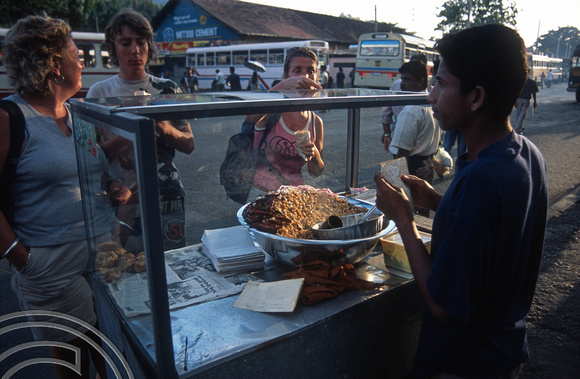 17156. Buying snacks. Kandy. Sri Lanka. 07.01.04