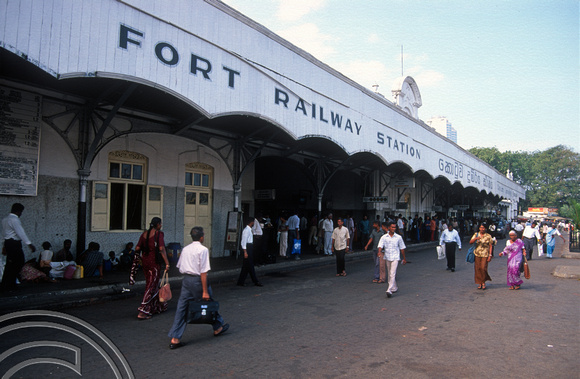 17169. Fort railway station. Colombo. Sri Lanka. 10.01.04
