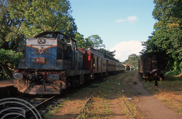 17166. 666. working a Matale - Kandy train. Matale. Sri Lanka. 06.01.04