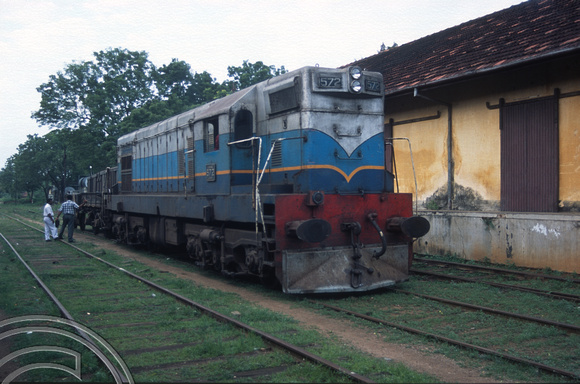17199. 572. Shunting the yard. Polonnaruwa. Sri Lanka. 09.01.04