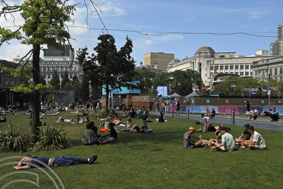 DG375490. Sun seekers in the heatwave. Piccadilly Gardens. Manchester. 18.7.2022.