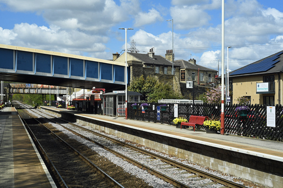 DG348470. Station in bloom. Brighouse. 5.05.2021.