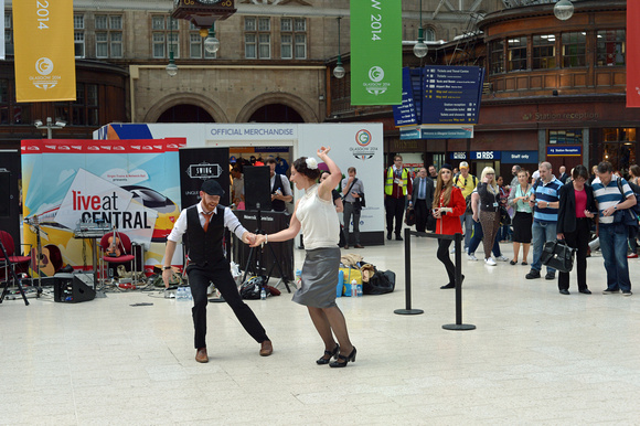 DG186816. Dancers at Glasgow Central. 18.7.14.