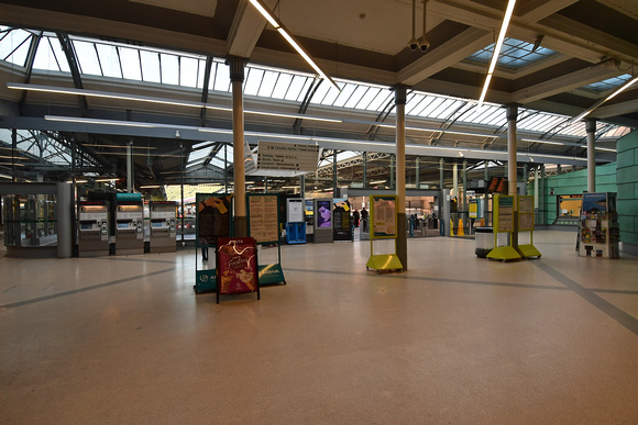 DG277407. Station concourse. Swansea. 24.5.17