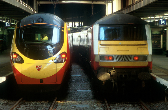 12679. VWC - old and new @ Euston.