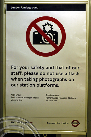 DG01932. Photography notice. London Underground. 9.9.04.