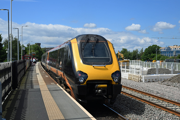 DG418953. 221143. 1D71. 1057 London Kings Cross to Bradford Interchange. Mirfield. 12.6.2024.