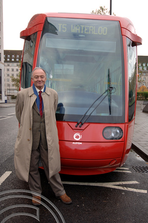 DG08270. Ken Livingstone. Cross river tram. London. 20.11.06.
