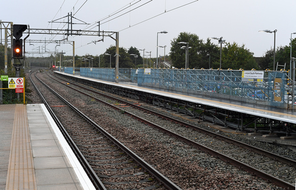DG283247. Temporary platform. Liverpool South Parkway. 4.10.17