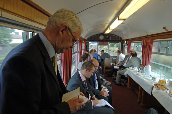 DG07424. Mike Lamport and Co on the saloon. 14.9.06.
