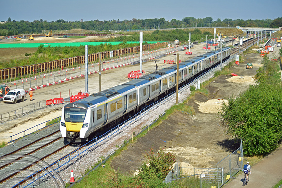 DG401932. 700008. Passes the new Cambridge South station site. 7.9.2023.