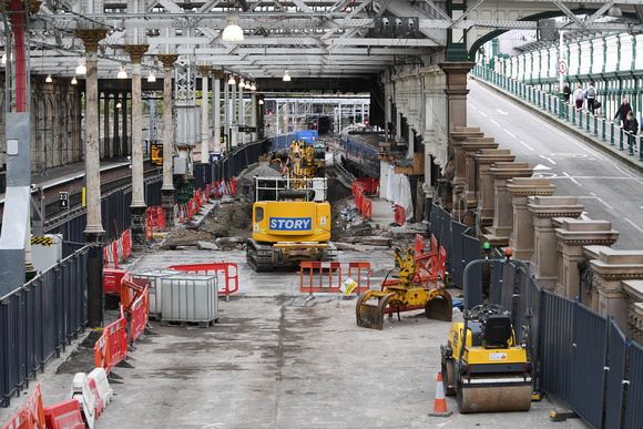 DG285272. Platform rebuilding. Edinburgh Waverley. 22.10.17