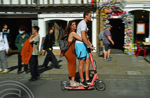 DG401559. Couple on an e-scooter. Cambridge. 4.9.2023.