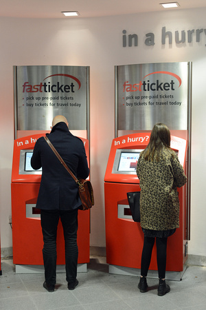 DG200656. Pax buying tickets from machines. Manchester Piccadilly. 12.11.14.