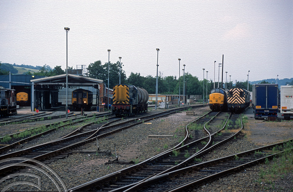04047. L to R, 08798. 08953. On the fuelling point. Exeter. 6.8.94