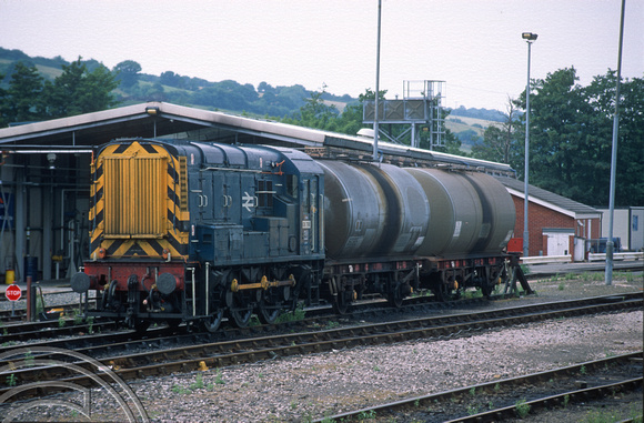 04050. 08798. On the fuelling point. Exeter. 6.8.94