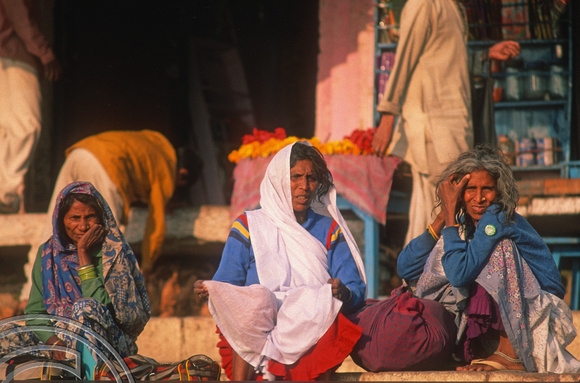 T6886. Pilgrims at the ghats. Varanasi. Uttar Pradesh. India. February 1998
