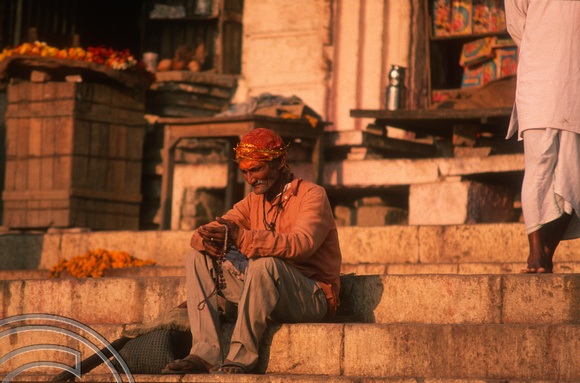 T6883. Pilgrim at the ghats. Varanasi. Uttar Pradesh. India. February 1998