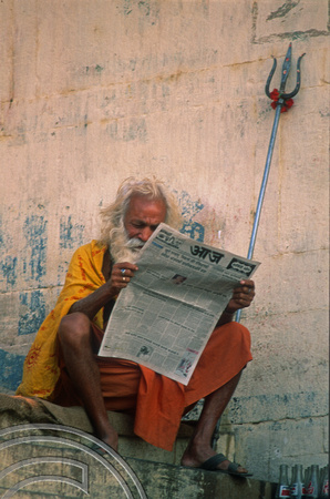 T6887. Sadhu at the ghats. Varanasi. Uttar Pradesh. India. February 1998