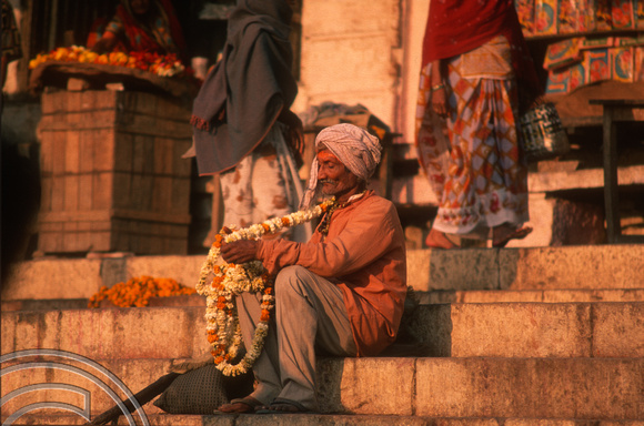 T6882. Pilgrim at the ghats. Varanasi. Uttar Pradesh. India. February 1998
