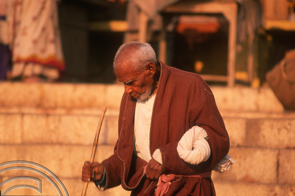 T6885. Pilgrim at the ghats. Varanasi. Uttar Pradesh. India. February 1998