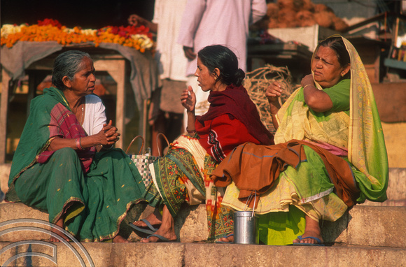 T6891. Women at the ghats. Varanasi. Uttar Pradesh. India. February 1998