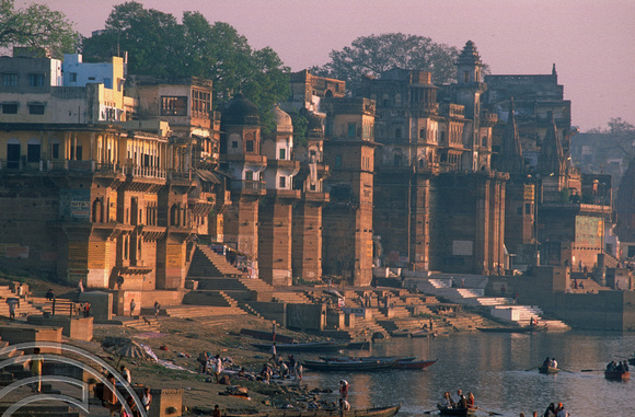 T6843. View along the ghats. Varanasi. Uttar Pradesh. India. February 1998