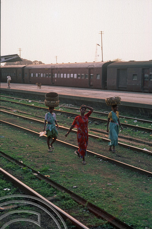T6752. Station cleaners. Puri. Orissa. India. February 1998